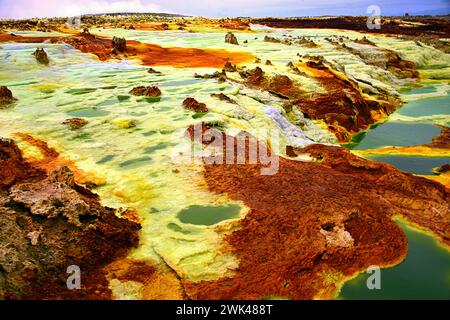 Die Wüste Danakil im Nordosten Äthiopiens wird von einigen Afar bewohnt, die sich der Salzgewinnung widmen. Stockfoto