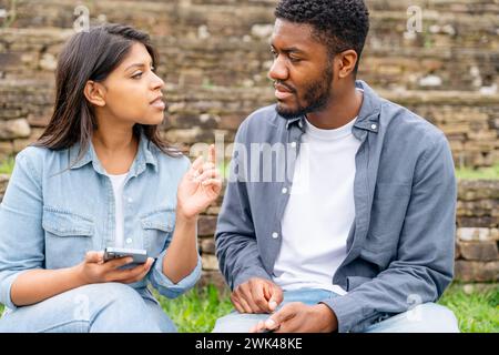 Glückliches junges Paar, das sich verliebt, echa andere spricht, küsst, umarmt, Lifstyle-Konzept Stockfoto