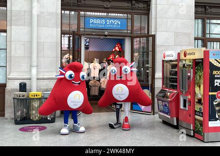 Paris, Frankreich. Februar 2024. Vincent Isore/IP3; Paris, Frankreich 16. Februar 2024 - die Maskottchen der Olympischen und Paralympischen Spiele 2024 in Paris posieren vor einem offiziellen Geschäft, das Produkte der Spiele am Bahnhof Gare de Lyon verkauft. Die Maskottchen heißen Phryges und sind von der Phrygischen Mütze inspiriert, dem revolutionären Symbol der Französischen Republik und Freiheit. SPORT, MASCOTTES, ILLUSTRATION, JO DE PARIS 2024, MARKETING, PRODUITS DERIVES, KOSTÜME DE DEGUISEMENTS, JEUX OLYMPIQUES, MASCOTTE, LES PHRYGES, ECONOMIE, SPORT, Credit: MAXPPP/Alamy Live News Stockfoto