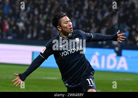 Bochum, Deutschland. Februar 2024. Fußball: Bundesliga, VfL Bochum - Bayern München, Spieltag 22, Vonovia Ruhrstadion. Bochumer Takuma Asano feiert sein Ziel, es 1:1 zu erreichen. Hinweis: David Inderlied/dpa – WICHTIGER HINWEIS: gemäß den Vorschriften der DFL Deutscher Fußball-Liga und des DFB Deutscher Fußball-Bundes ist es verboten, im Stadion und/oder des Spiels aufgenommene Fotografien in Form von sequenziellen Bildern und/oder videoähnlichen Fotoserien zu verwenden oder zu nutzen./dpa/Alamy Live News Stockfoto