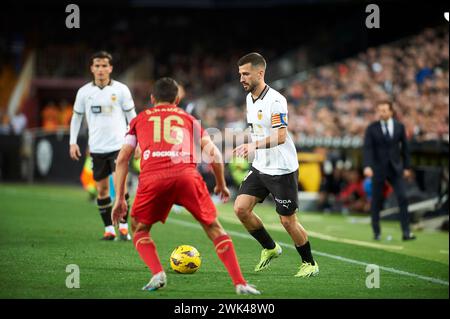 Valencia, Spanien. Februar 2024. Jesus Navas von Sevilla FC und Jose Gaya von Valencia CF im Mestalla Stadium in der regulären Saison La Liga EA Sport in der Runde 25 zwischen Valencia CF und Sevilla FC. Endergebnis: Valencia CF 0: 0 Sevilla FC. (Foto von German Vidal Ponce/SOPA Images/SIPA USA) Credit: SIPA USA/Alamy Live News Stockfoto