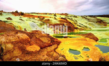 Die Wüste Danakil im Nordosten Äthiopiens wird von einigen Afar bewohnt, die sich der Salzgewinnung widmen. Stockfoto