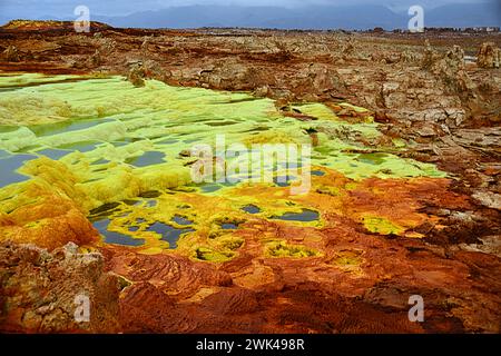 Die Wüste Danakil im Nordosten Äthiopiens wird von einigen Afar bewohnt, die sich der Salzgewinnung widmen. Stockfoto