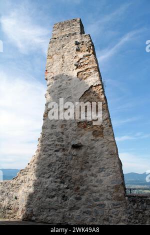 Eine Mauerruine in der Burg Celje in Slowenien Stockfoto