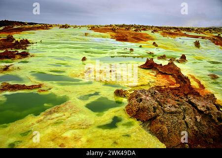 Die Wüste Danakil im Nordosten Äthiopiens wird von einigen Afar bewohnt, die sich der Salzgewinnung widmen. Stockfoto