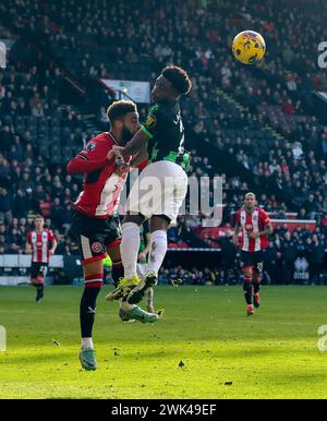 Bramall Lane, Sheffield, Großbritannien. Februar 2024. Premier League Football, Sheffield United gegen Brighton und Hove Albion; Jayden Bogle von Sheffield United führt den Ball unter Druck von Brighton &amp; Hove Albions Tariq Lamptey Credit: Action Plus Sports/Alamy Live News Stockfoto