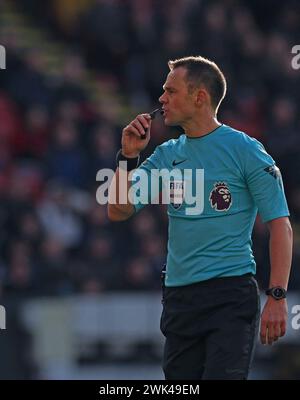 Bramall Lane, Sheffield, Großbritannien. Februar 2024. Premier League Football, Sheffield United gegen Brighton und Hove Albion; Schiedsrichter Stuart Attwell Credit: Action Plus Sports/Alamy Live News Stockfoto