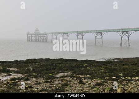 Clevedon, Großbritannien. Februar 2024. An einem milden Nachmittag an der Küste von Clevedon änderte sich das Wetter von hellem Sonnenlicht zu sehr nebelig, mit Menschen am Strand und Menschen, die entlang der Küste spazierten. Schiffe im Ärmelkanal schlugen Nebelhörner am Clevedon Pier vorbei. Bild-Guthaben Rpbert Timoney/Alamy/Live/News Guthaben: Robert Timoney/Alamy Live News Stockfoto