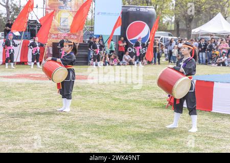 Buenos Aires, Argentinien - 3. Februar 2024: Japanische Mädchen tanzen mit Schlagzeug. EISA (japanischer Tanz mit Schlagzeug) in Varela Matsuri. Stockfoto