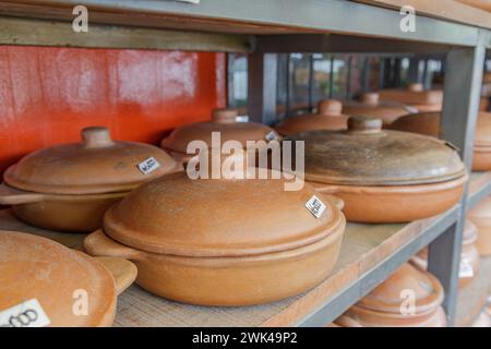 Tongefäße zum Verkauf in einem Geschäft in Tucumán in Argentinien. Stockfoto