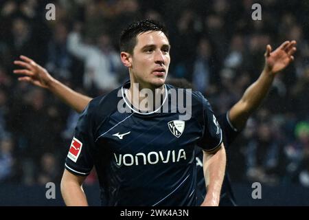Bochum, Deutschland. Februar 2024. Fußball: Bundesliga, VfL Bochum - Bayern München, Spieltag 22, Vonovia Ruhrstadion. Bochumer Keven Schlotterbeck feiert sein 2:1-Ziel. Hinweis: David Inderlied/dpa – WICHTIGER HINWEIS: gemäß den Vorschriften der DFL Deutscher Fußball-Liga und des DFB Deutscher Fußball-Bundes ist es verboten, im Stadion und/oder des Spiels aufgenommene Fotografien in Form von sequenziellen Bildern und/oder videoähnlichen Fotoserien zu verwenden oder zu nutzen./dpa/Alamy Live News Stockfoto