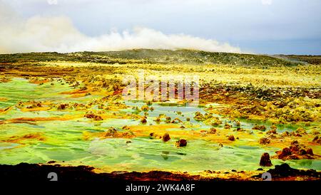 Die Wüste Danakil im Nordosten Äthiopiens wird von einigen Afar bewohnt, die sich der Salzgewinnung widmen. Stockfoto