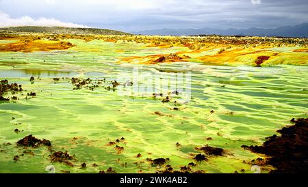 Die Wüste Danakil im Nordosten Äthiopiens wird von einigen Afar bewohnt, die sich der Salzgewinnung widmen. Stockfoto