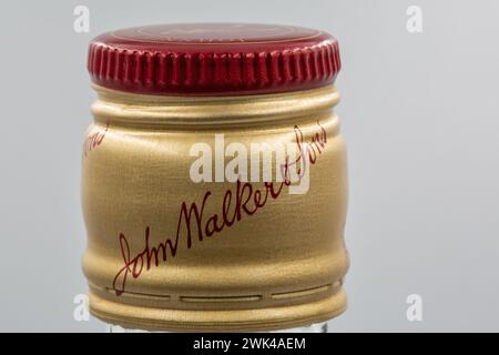 Kiew, Ukraine - 16. Juli 2022: Johnnie Walker Red Label Blended Scotch Whisky Flaschennaht. Es ist die am weitesten verbreitete Marke von Blended Scotch Stockfoto