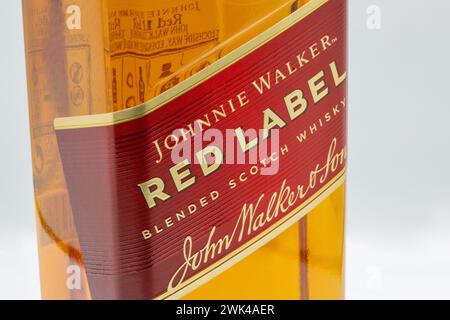 Kiew, Ukraine – 16. Juli 2022: Johnnie Walker Red Label Blended Scotch Whisky Flaschenetikett. Es ist die am weitesten verbreitete Marke von Blended Scotch W Stockfoto