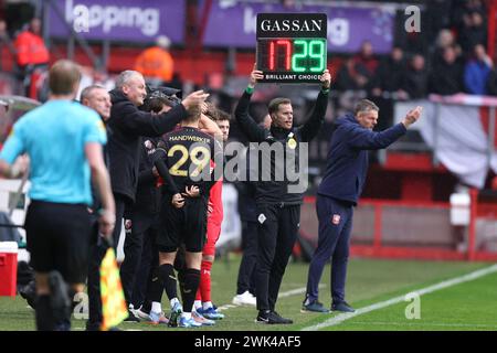 Enschede, Niederlande. Februar 2024. ENSCHEDE, NIEDERLANDE - 18. FEBRUAR: 4. Offizieller Jannick van der Laan während des niederländischen Eredivisie-Spiels zwischen dem FC Twente und dem FC Utrecht in de Grolsch Veste am 18. Februar 2024 in Enschede, Niederlande. (Foto von Peter Lous/Orange Pictures) Credit: Orange Pics BV/Alamy Live News Stockfoto