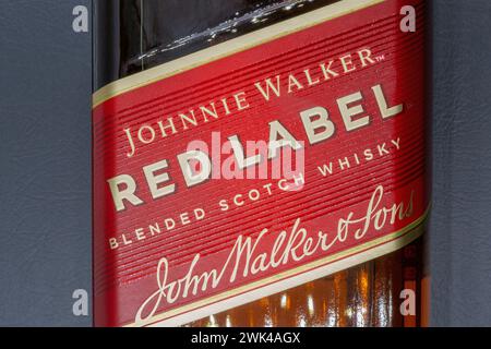 Kiew, Ukraine – 16. Juli 2022: Johnnie Walker Red Label Blended Scotch Whisky Flaschenetikett. Es ist die am weitesten verbreitete Marke von Blended Scotch W Stockfoto