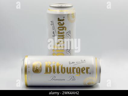 Kiew, Ukraine - 5. August 2022: Studio-Shooting von Dosen von Bitburger Premium Pils Bier-Nahaufnahme auf weiß. Stockfoto