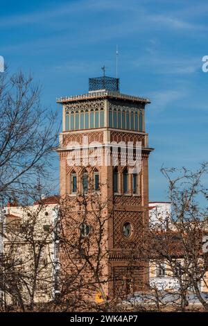 Madrid, Spanien - 28. Januar 2024: Turm der Aguirre-Schule im neo-Mudéjar-Stil. Stockfoto