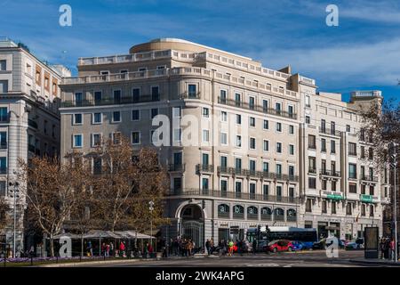 Madrid, Spanien - 28. Januar 2024: Luxuriöse Wohngebäude auf der Plaza de la Independencia Stockfoto