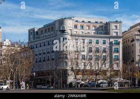 Madrid, Spanien - 28. Januar 2024: Luxuriöse Wohngebäude auf der Plaza de la Independencia Stockfoto