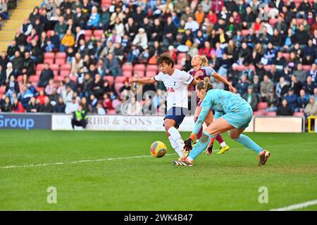 London, Großbritannien. Februar 2024. Tottenham versucht, ihre Linien während der Tottenham Hotspur Women gegen Aston Villa in der WSL in Brisbane Road, Gaughan Group Stadium am 18. Februar 2024 zu räumen, London UK Credit: VIC Christod/Alamy Live News Stockfoto