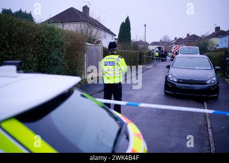 Polizei am Tatort in Blaise Walk, in Sea Mills, Bristol, wo eine Frau wegen Mordes verhaftet wurde, nachdem drei Kinder tot auf einem Grundstück aufgefunden wurden. Bilddatum: Sonntag, 18. Februar 2024. Stockfoto