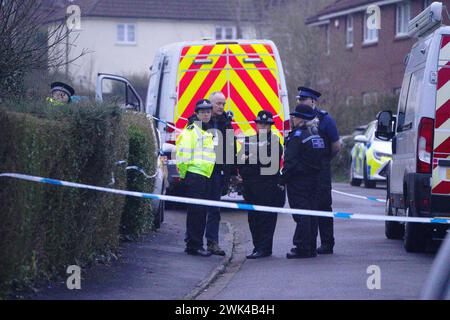 Polizei am Tatort in Blaise Walk, in Sea Mills, Bristol, wo eine Frau wegen Mordes verhaftet wurde, nachdem drei Kinder tot auf einem Grundstück aufgefunden wurden. Bilddatum: Sonntag, 18. Februar 2024. Stockfoto