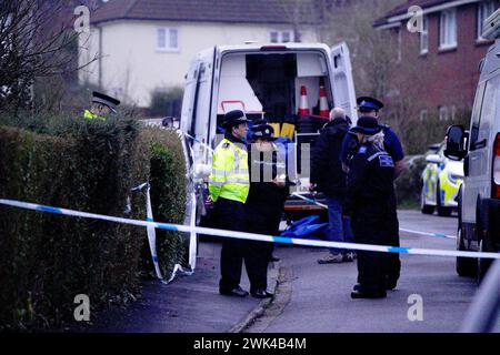 Polizei am Tatort in Blaise Walk, in Sea Mills, Bristol, wo eine Frau wegen Mordes verhaftet wurde, nachdem drei Kinder tot auf einem Grundstück aufgefunden wurden. Bilddatum: Sonntag, 18. Februar 2024. Stockfoto