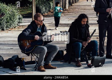 Madrid, Spanien - 28. Januar 2024: Band von Straßenmusikern spielt Swing im Retiro Park Stockfoto