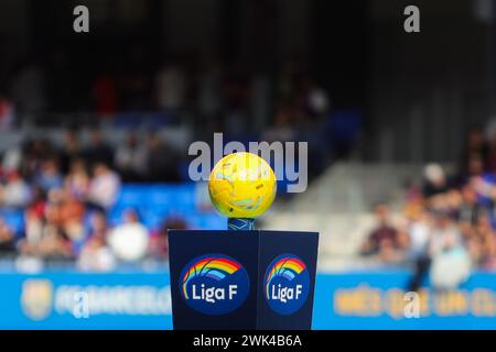 Barcelona, Spanien. Februar 2024. Barcelona, Spanien, 18. Februar 2024: Der offizielle Spielball wird während des Liga-F-Fußballspiels zwischen dem FC Barcelona und Atletico Madrid im Johan Cruyff Stadium in Barcelona, Spanien (Judit Cartiel/SPP) gezeigt. /Alamy Live News Stockfoto