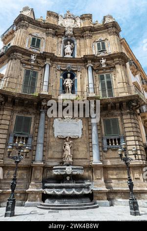 Quattro Canti, bekannt als Piazza Vigliena, ist ein barocker Platz in der Altstadt von Palermo, Sizilien, Italien Stockfoto