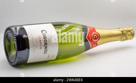 Kiew, Ukraine - 03. September 2022: Studio-Shooting von Codorniu Clasico Luxus-Sekt-Sekt-Sekt-Sekt-Flasche gegen weiß. Stockfoto
