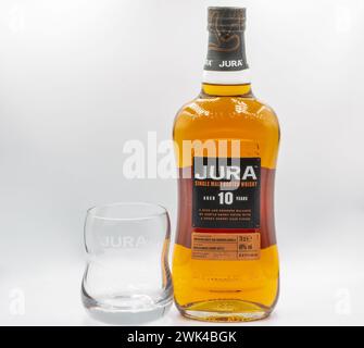Kiew, Ukraine - 6. September: Studio-Shooting von Jura Single Malt im Alter von 10 Jahren Scotch Whisky Flasche und Glas Nahaufnahme vor weißem Hintergrund. Die dist Stockfoto