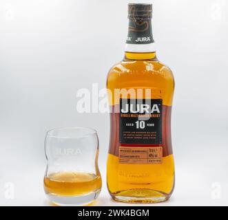 Kiew, Ukraine - 6. September: Studio-Shooting von Jura Single Malt im Alter von 10 Jahren Scotch Whisky Flasche und Glas Nahaufnahme vor weißem Hintergrund. Die dist Stockfoto