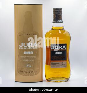 Kiew, Ukraine - 6. September: Studio-Shooting von Jura Single Malt im Alter von 10 Jahren Scotch Whisky Flasche und Box Closeup vor weißem Hintergrund. Destillation Stockfoto