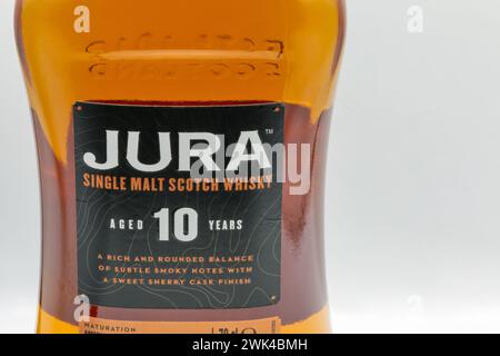 Kiew, Ukraine - 6. September: Studio-Shooting von Jura Single Malt im Alter von 10 Jahren Scotch Whisky Flaschenetikett Closeup vor weißem Hintergrund. Die Destillation Stockfoto