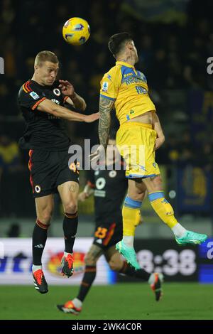 Neapel, Italien. Februar 2024. Foto Alessandro Garofalo/LaPresse 18 febbraio 2024 Frosinone, Italia Sport calcio Frosinone vs Roma - Campionato di calcio Serie A TIM 2023/2024 - stadio Benito Stirpe Nella Foto: Rasmus Kristensen (AS Roma); 18. Februar 2024 Frosinone, Italien Sport Fußball Frosinone vs Roma - italienische Fußballmeisterschaft Liga A TIM 2023/2024 - Benito Stirpe Stadion. Auf dem Bild: Rasmus Kristensen (AS Roma); Credit: LaPresse/Alamy Live News Stockfoto