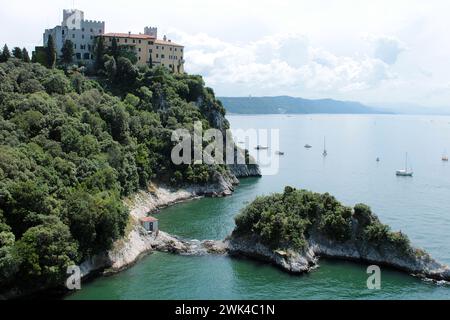 Duino Castle mit seiner Küste Stockfoto