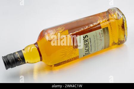 Kiew, Ukraine - 04. Dezember 2022: Teacher's Highland Cream Scotch Whisky Flasche Nahaufnahme auf weiß. Teacher's Highland Cream ist eine Marke von Blended Scot Stockfoto