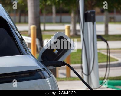 Miami, Florida, Vereinigte Staaten - 28. November 2023 - Elektrofahrzeug an eine Ladestation mit ChargePoint EV angeschlossen. Stockfoto