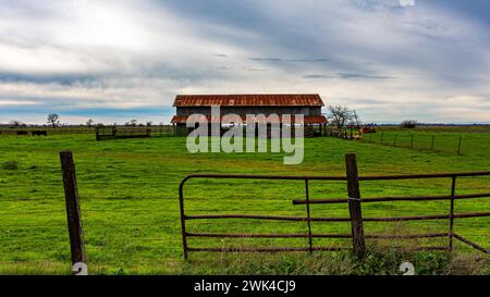 Red Barn an einem bewölkten Tag im Sacramento County Kalifornien Stockfoto