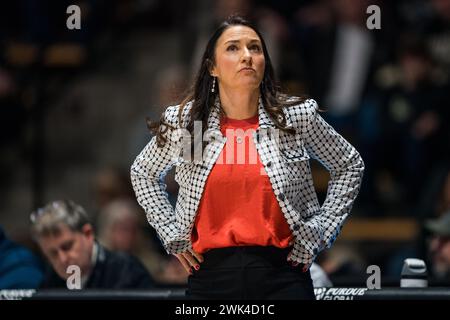 West Lafayette, Indiana, USA. Februar 2024. Nebraska Cornhuskers Head Coach AMY WILLIAMS reagiert auf einen Anruf während des NCAA womenÃs Basketballspiels zwischen den Nebraska Cornhuskers und den Purdue Boilermakers am Samstag, den 17. Februar 2024, in der Mackey Arena in West Lafayette, Ind (Kreditbild: © David Wegiel/ZUMA Press Wire) NUR REDAKTIONELLE VERWENDUNG! Nicht für kommerzielle ZWECKE! Stockfoto