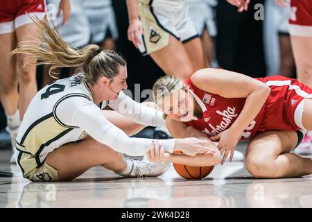 West Lafayette, Indiana, USA. Februar 2024. Purdue Boilermakers Forward CAITLYN HARPER (34) kämpft um einen losen Ball mit dem Nebraska Cornhuskers Center ALEXIS MARKOWSKI (40) während des NCAA womenÃs Basketballspiels zwischen den Nebraska Cornhuskers und den Purdue Boilermakers am Samstag, 17. Februar 2024 in der Mackey Arena in West Lafayette, Ind (Kreditbild: © David Wegiel/ZUMA Press Wire) NUR REDAKTIONELLE VERWENDUNG! Nicht für kommerzielle ZWECKE! Stockfoto