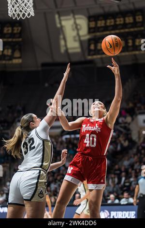 West Lafayette, Indiana, USA. Februar 2024. Das Nebraska Cornhuskers Center ALEXIS MARKOWSKI (40) versucht, während des NCAA womenÃs Basketballspiels zwischen den Nebraska Cornhuskers und den Purdue Boilermakers am Samstag, 17. Februar 2024, in der Mackey Arena in West Lafayette, Ind (Kreditbild: © David Wegiel/ZUMA Press Wire) NUR REDAKTIONELLE VERWENDUNG! Nicht für kommerzielle ZWECKE! Stockfoto