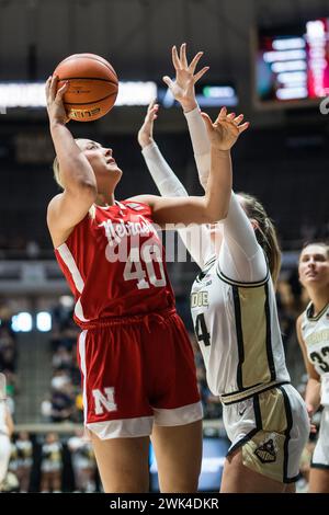 West Lafayette, Indiana, USA. Februar 2024. Das Nebraska Cornhuskers Center ALEXIS MARKOWSKI (40) versucht einen Layup mit CAITLYN HARPER (34), der während des NCAA womenÃs Basketballspiels zwischen den Nebraska Cornhuskers und den Purdue Boilermakers am Samstag, 17. Februar 2024, in der Mackey Arena in West Lafayette, Ind. Verteidigt wird (Kreditbild: © David Wegiel/ZUMA Press Wire) NUR REDAKTIONELLE VERWENDUNG! Nicht für kommerzielle ZWECKE! Stockfoto