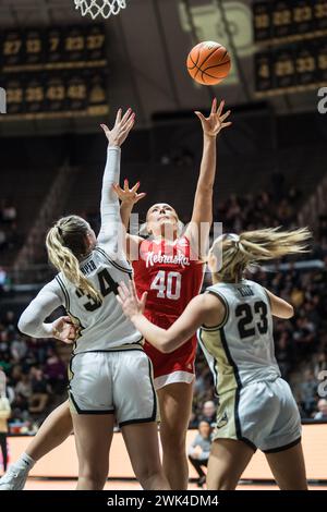 West Lafayette, Indiana, USA. Februar 2024. Das Nebraska Cornhuskers Center ALEXIS MARKOWSKI (40) trifft mit CAITLYN HARPER (34) und ABBY ELLIS (23) von Purdue, die während des NCAA womenÃs Basketballspiels zwischen den Nebraska Cornhuskers und den Purdue Boilermakers am Samstag, 17. Februar 2024 in der Mackey Arena in West Lafayette, Ind (Kreditbild: © David Wegiel/ZUMA Press Wire) NUR REDAKTIONELLE VERWENDUNG! Nicht für kommerzielle ZWECKE! Stockfoto