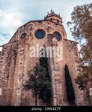 Foto der Marienkirche in Katalonien. Romanische Architektur in Caldes de Montbui, Provinz Barcelona. Straßenszene. Hochwertige Bilder für Hintergrundbilder, Stockfoto