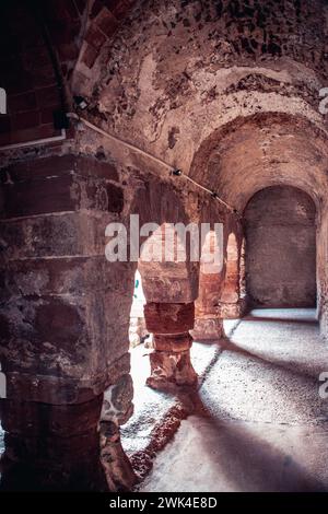 Säulen des alten befestigten Wehrturms Foto. Historisches Zentrum der alten mittelalterlichen Stadt, Katalonien. Straßenszene. Hochwertige Bilder für Hintergrundbilder, Stockfoto