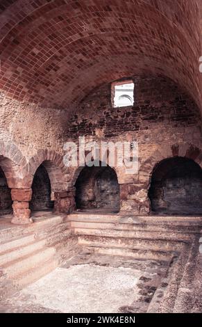 Säulen des alten befestigten Wehrturms Foto. Historisches Zentrum der alten mittelalterlichen Stadt, Caldes de Montbui Barcelona Provinz. Katalonien. Straßenscen Stockfoto